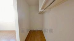 主寝室のウォークインクローゼットです。 ながーいです＾＾奥にハンガーパイプ、手前に可動棚を付け、コートなどのアウター類から帽子や靴下などの小物類まで全て収納できます＾＾