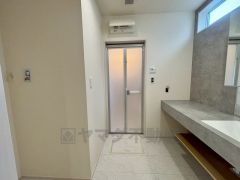 洗面台、洗濯機置き場、バスルームが連なっている、生活導線の考えられた作りになっています。