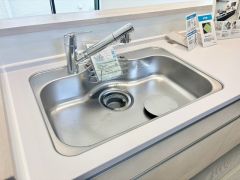 大きなお鍋も楽々洗える幅の広いシンクです＾＾ステンレスシンクなので簡単にお掃除できますよ。洗剤やスポンジもすっきりできる収納付き。