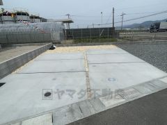 駐車スペース。マイカー用に、来客用に、余裕を持ってご利用いただけます。