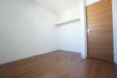 同仕様写真。現況と異なる場合は現況を優先します。大きめのクローゼットがついた使いやすい洋室です。