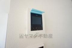 防犯性もばっちり、TVモニター付きインターホン完備。大きなモニターで玄関先を確認できます。録画機能が付いているので不在時の訪問者も確認できて安心です＾＾