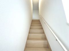 踏み場の広い手摺付き階段です。