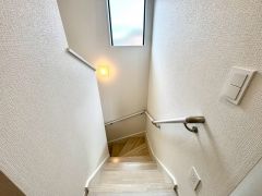 日中でも暗くなりがちな階段には、小窓を配置し採光も考えられたつくり＾＾手摺付きなので安全に上り下りできますね＾＾