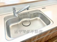 大きなお鍋も楽々洗える幅の広いシンクです＾＾ステンレスシンクなので簡単にお掃除できますよ。洗剤やスポンジもすっきりできる収納付き。