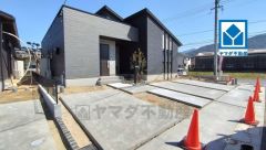 敷地81坪。駐車スペース2台分（車種による）。オール電化など設備も充実＾＾お気に入りの家具とインテリアで素敵な部屋を作りましょう。