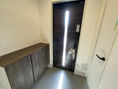 採光も考えられた明るい玄関です。たっぷり収納できるシューズBOX付きです。