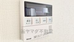 キッチン横からお湯張り、追い炊き、足し湯がボタン一つで楽々操作できる給湯機リモコンです＾＾忙しい夕飯の準備の時間帯に重宝しますね。