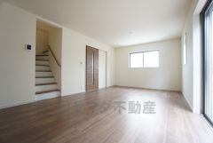 リビングは広々とした設計で、家族が集い、寛ぐ暮らしの空間を演出しています。