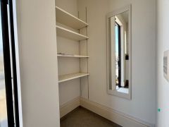 玄関入って左手には姿見と稼働棚をご用意しました。右手にはもちろんシューズボックスもございますよ＾＾