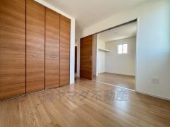 仕切り戸で区切った2部屋はクローゼットを2つ完備。洋服・小物類・仕事用具・・など分けて収納できますね＾＾ 大きめのクローゼットがついた使いやすい洋室です。