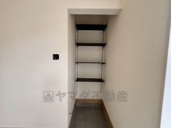 玄関にはシューズボックスとSIC付き。ご家族全員分の靴からベビーカーやゴルフバッグなどもしっかり収納できます＾＾