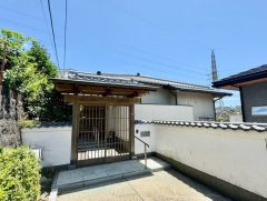 趣ある門構えと落ち着いた外観が魅力の平屋住宅。ワンフロアで生活が完結する暮らしやすい住まいです。