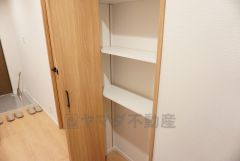 玄関のそばには収納棚を設けています。