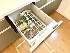 普通に食器洗いをする時より水道代が70％ほど削減できます。夜お休みになるときに食洗器を利用すれば朝起きた時には食器が綺麗になっていますので便利です。