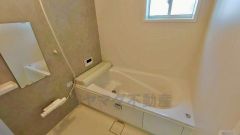 1日の疲れを癒すくつろぎのバスルーム。足を伸ばしてもゆったりと入れるサイズです。お子様と一緒にお風呂に入っても狭くないですね＾＾