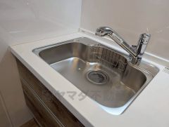 大きなお鍋も楽々洗える幅の広いシンクです＾＾ステンレスシンクなので簡単にお掃除できますよ。洗剤やスポンジもすっきりできる収納付き。