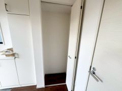 玄関横には収納があるので、スポーツ用品やシューズケア用品、防災用品などをすっきりまとめられそうですね＾＾