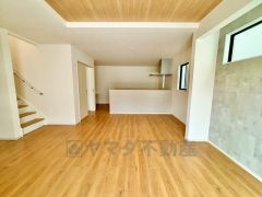 大きな窓のあるリビングは、陽光あふれる明るい空間です。居心地良く、ご家族皆がゆったり寛げる憩いの空間となりそうです。