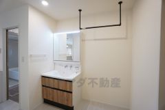 三面鏡つき洗面台。収納も一体型になっているので、化粧品や予備の歯ブラシ等もきれいに整頓できますね＾＾
