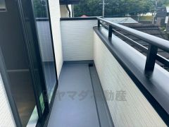 お洗濯物を干すスペースとしても十分な広さがあります。  お天気の良い日はお洗濯物がよく乾きそうな日当たり良好のバルコニー