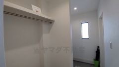 玄関から直接出入りできるファミリークローク。帰宅後アウターをすぐに収納出来るため、部屋が散らかりにくく片付けらくらく＾＾