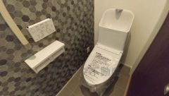 温水洗浄機付トイレです。節水機能もあるので、安心して使えますね。もちろん、1階2階の2ヶ所にトイレがあるので、忙しい朝にもゆとりができますね。