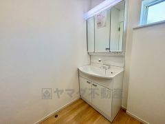 三面鏡にハンドシャワー付きで使いやすい洗面台です＾＾鏡裏と洗面ボウル下に収納付きの洗面台なので、整理整頓ができスッキリと使えます＾＾