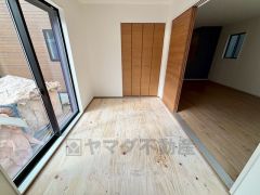 リビングからの続き間として和室をご用意しました＾＾普段はリビングとつなげて開放的なスペースとして。来客時には客間としてお使いいただけます。