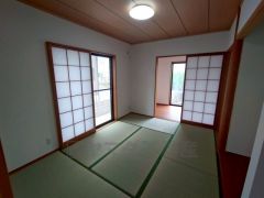 ＬＤＫに隣接する和室です。お昼寝や洗濯物を畳んだり、アイロンをかける作業スペースとしても活躍しそうですね。