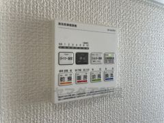 浴室暖房乾燥機付き。天候に左右されず、いつでも好きなときに洗濯物を干せるので、仕事や家事で忙しい方に重宝します。