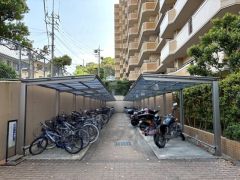 駐輪場には屋根があるので雨や雪から自転車を守ります。お子様を乗せたり降ろしたりする際も慌てず安心です。