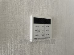 キッチン横からお湯張り、追い炊き、足し湯がボタン一つで楽々操作できる給湯機リモコンです。忙しい夕飯準備の時間帯に重宝しますね。
