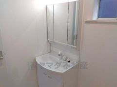 三面鏡にハンドシャワー付きで使いやすい洗面台です＾＾鏡裏と洗面ボウル下に収納付きの洗面台なので、整理整頓ができスッキリと使えます＾＾