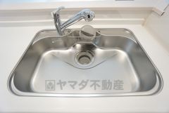 キッチンシンクは洗剤やスポンジを収納出来るラック付き。広さも確保しているので、大きなお鍋も洗いやすいですね。