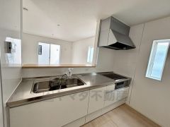 収納も、作業スペースも広々と設けられた使いやすいシステムキッチンです＾＾