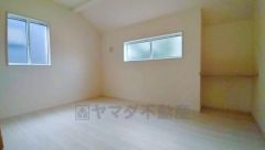 6.25帖。主寝室としてお使いいただけそうなこちらのお部屋は、日当たりが良く、爽やかな風を感じて起きる朝は、快適生活の始まりに。 