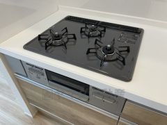 3種類の料理が同時に調理できる、3口ガスコンロ。忙しい夕食の支度時間が短縮できて効率よくお料理が楽しめます。