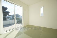 リビング横の和室は、思い切りお子様が遊べるキッズスペースに。柔らかい畳の上なら、お子様が転んでも怪我をしにくく安心です。