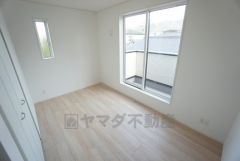 2面採光を確保した明るい室内は、風通しも良く、大変居心地の良い空間となっております。爽やかな風を感じて起きる朝は、快適生活の始まりに。