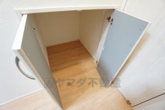 ホールに収納スペースを確保。日用品や趣味の道具入れとして便利です。扉付きなので見た目もスッキリ＾＾