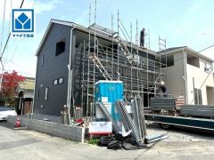 閑静な住宅地と最寄りバス停まで徒歩4分の快適な住環境です。4LDKでゆとりある間取りのオール電化物件。