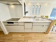 収納も、作業スペースも広々と設けられた使いやすいシステムキッチンです＾＾カウンターキッチンなので、ご家族と会話をしながら楽しくお料理ができます＾＾