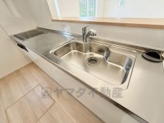 大きなお鍋も楽々洗える幅の広いシンクです＾＾ステンレスシンクなので簡単にお掃除できますよ。洗剤やスポンジもすっきりできる収納付き。