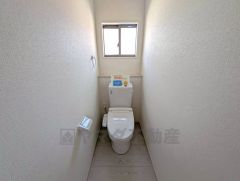 ウォシュレット付きトイレです。一年を通して快適に使える温水洗浄機能付き。寒い季節でも安心して使えます。