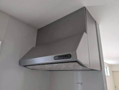 コンロ上には換気扇完備＾＾すぐ横に小窓が設けられているので、換気扇と合わせてWで換気できます＾＾