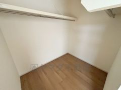 主寝室は大型WIC付き。季節ごとのお洋服全てを収納できるので、衣替えも楽になりますね＾＾お洋服好きや衣装持ちの方におすすめです。