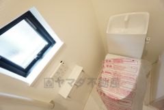 ウォシュレット付きトイレです。1階2階の2ヶ所にトイレがあるので、忙しい朝にもゆとりができますね＾＾