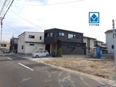 前面道路東側6.1ｍに面しています。