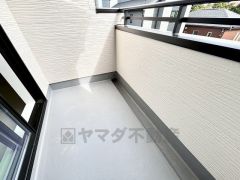 陽当たりの良いバルコニーです。お洗濯やお布団干しはもちろん、日光浴スペースにも。足元は防水工事施工済です。